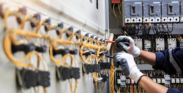 Professional Electrician technician working in Oak Leaf, TX